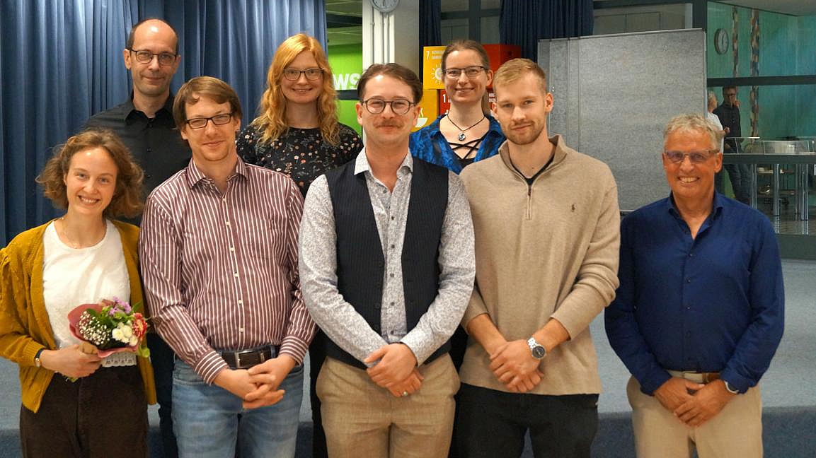 Gruppenfoto der sieben stolzen neuen Meisterinnen und Meister im Orgelbau nach ihrer Verabschiedung.