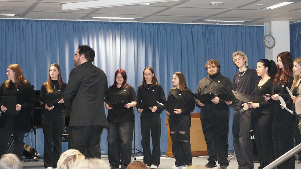 Chor der Mathilde-Planck-Schule und künstlerischer Leiter Nur Ben Shalom bei der Aufführung der Lebensmelodien in der Aula.
