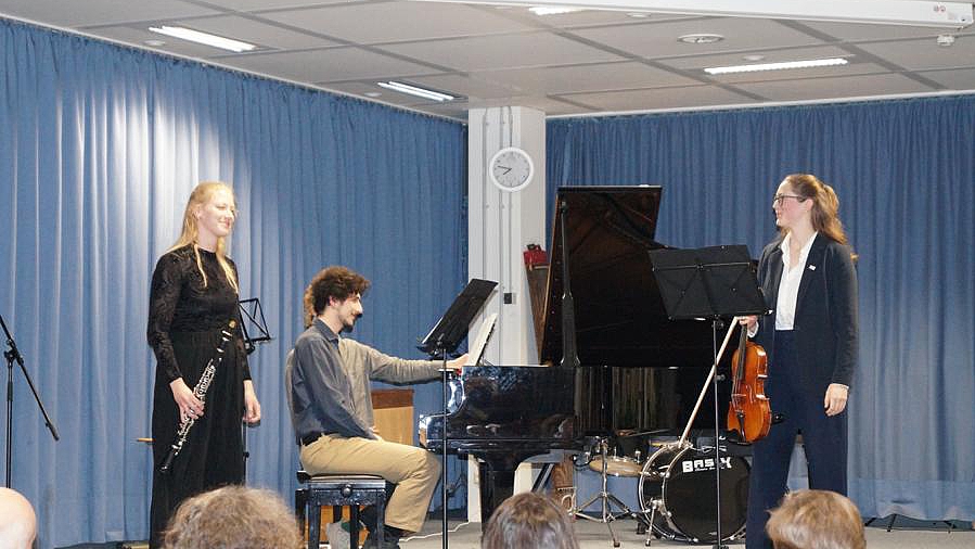 Drei Musiker der Oscar-Walcker-Schule mit Klarinette, Klavier und Violine beim Projekt Lebensmelodien auf der Bühne.