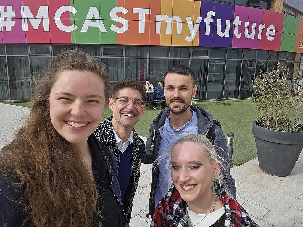 Teilnehmende einer Erasmus+-Fortbildung stehen vor dem Campus des Malta College of Arts, Science and Technology (MCAST).