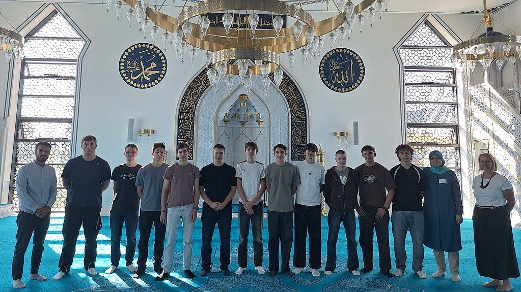 chüler der TGU12 der Oscar-Walcker-Schule mit ihren Lehrkräften und einer Vertreterin der Ayasofya-Moschee während einer Führung im Gebetsraum der Moschee in Kornwestheim.
