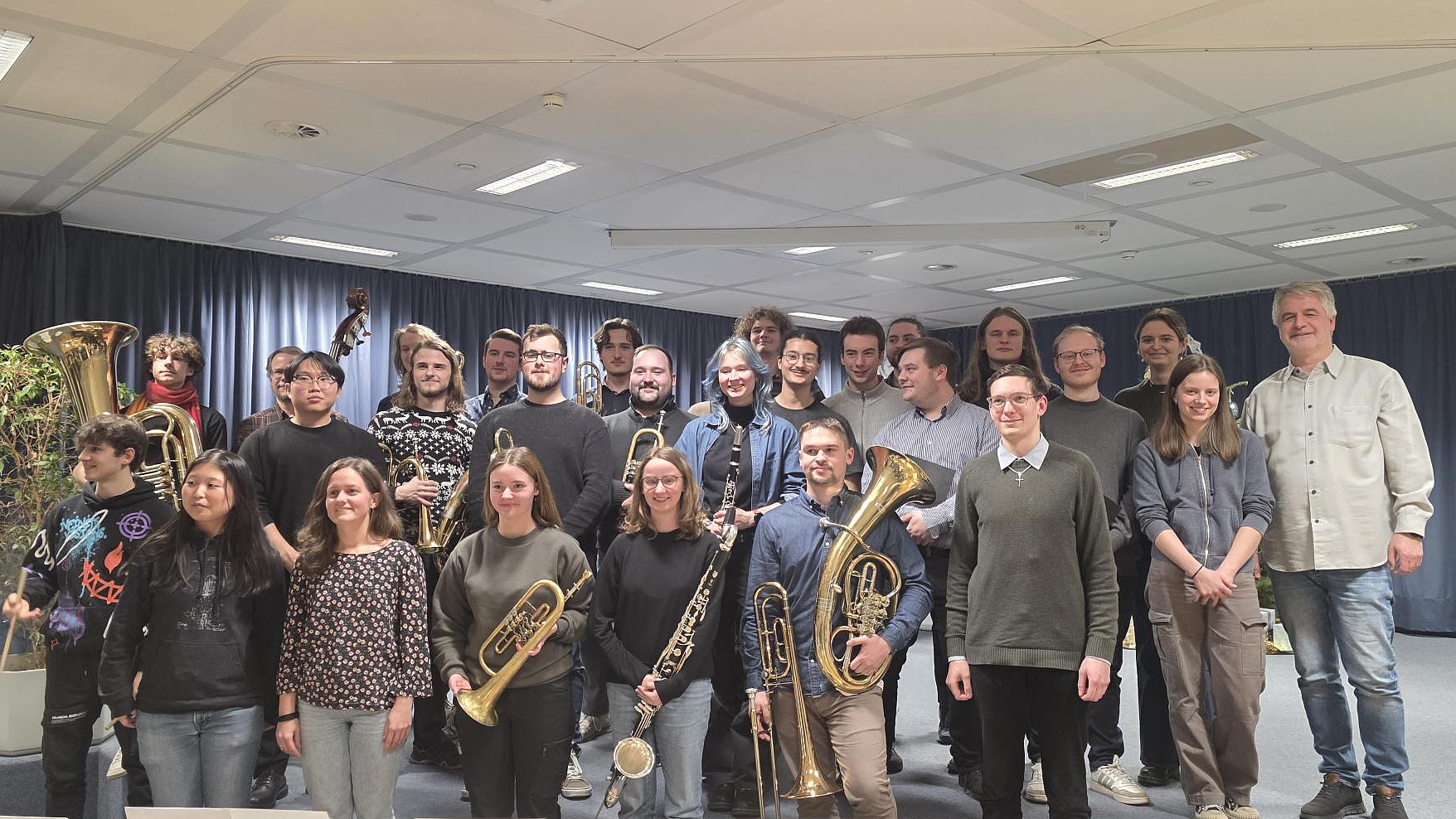 Die Mitwirkenden des Weihnachtskonzerts der Abteilung Musikinstrumentenbau auf der Bühne der Aula.