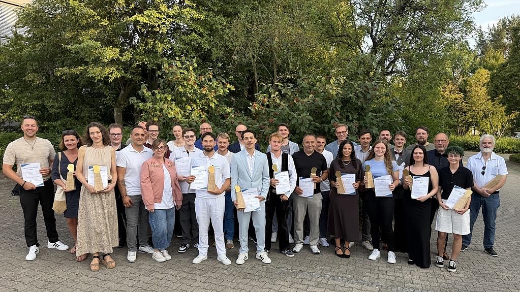 Gruppenfoto der Preisträgerinnen und Preisträger der Oscar-Verleihung 2026 an der Oscar-Walcker-Schule gemeinsam mit Vertretern der Ausbildungsbetriebe.