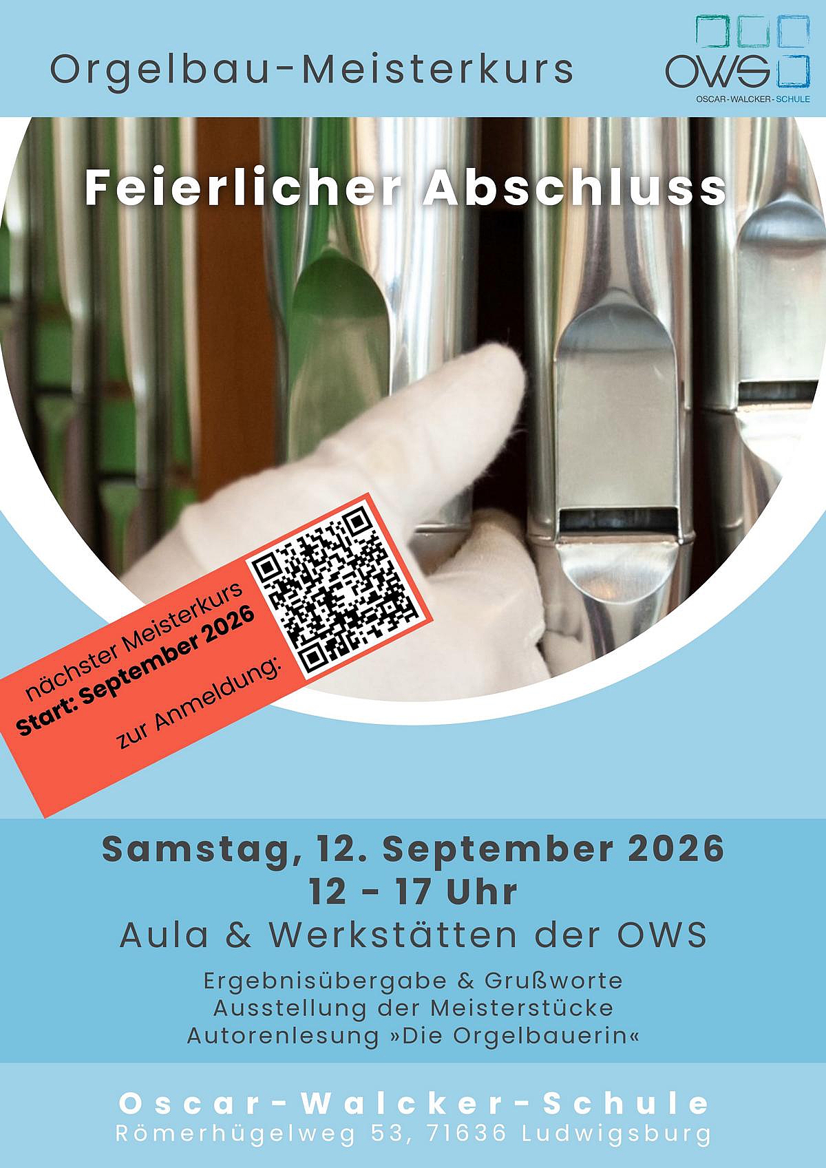 Plakat der Oscar‑Walcker‑Schule zum feierlichen Abschluss des Orgelbau‑Meisterkurses: Nahaufnahme von glänzenden Orgelpfeifen, die mit behandschuhten Händen geprüft werden, dazu Veranstaltungsinformationen zum Festakt am 12. September 2026 in der Aula und den Werkstätten der OWS.