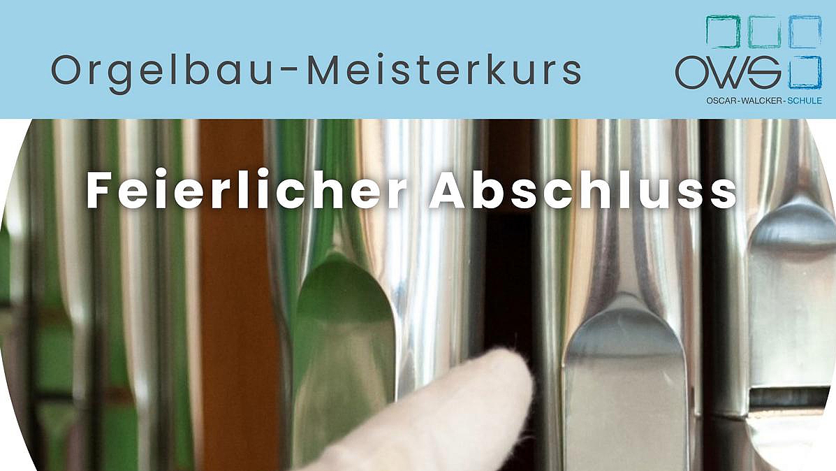 Plakat der Oscar‑Walcker‑Schule zum feierlichen Abschluss des Orgelbau‑Meisterkurses: Nahaufnahme von glänzenden Orgelpfeifen, die mit behandschuhten Händen geprüft werden, dazu Veranstaltungsinformationen zum Festakt am 12. September 2026 in der Aula und den Werkstätten der OWS.