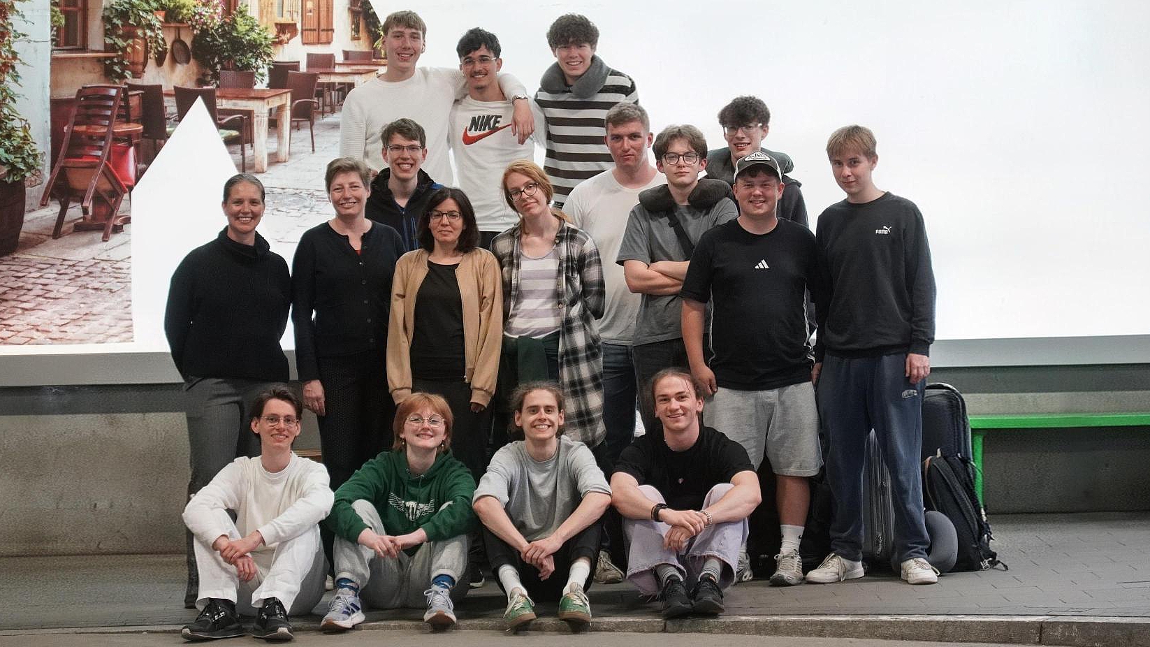 Schülergruppe mit Lehrerinnen und Schulleiterin der Oscar-Walcker-Schule während der Gedenkstättenfahrt in Krakau.