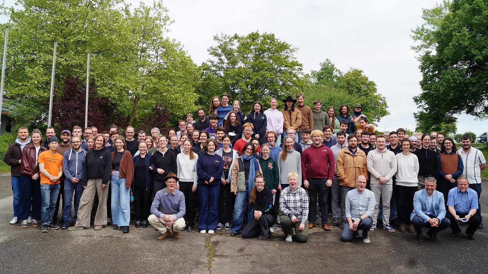 Gruppenfoto des Abschlussjahrgangs der Oscar-Walker-Schule mit Lehrkräften vor dem Schulgebäude im Freien.