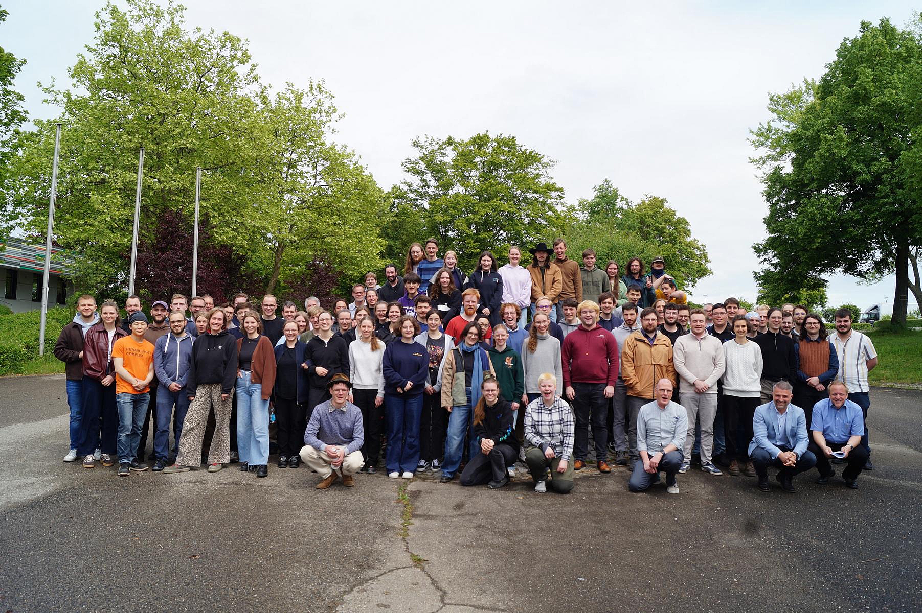 Gruppenfoto des Abschlussjahrgangs der Oscar-Walker-Schule mit Lehrkräften vor dem Schulgebäude im Freien.