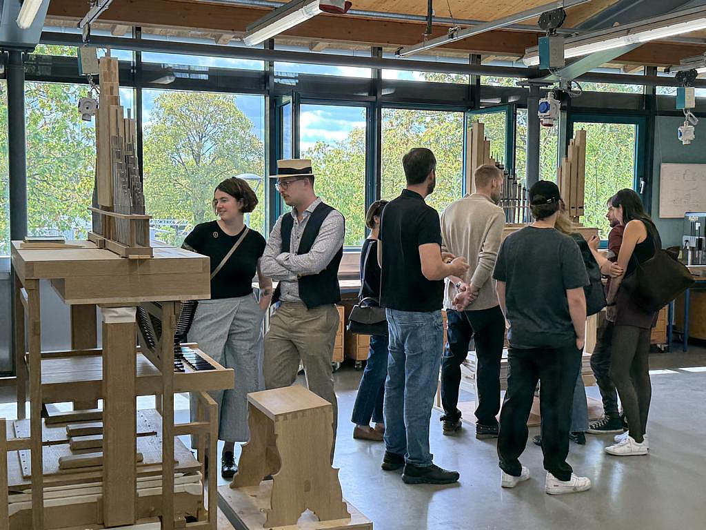 Besucher betrachten die Meisterstücke in der Orgelbau-Werkstatt der Oscar-Walcker-Schule.