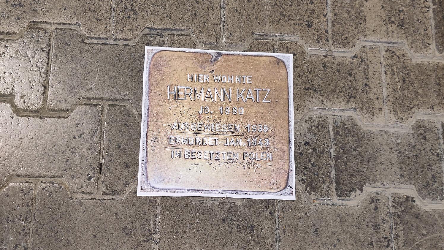 Stolperstein-Nachbildung auf Pflasterstein für Hermann Katz, geboren 1880, ermordet Januar 1943 im besetzten Polen.