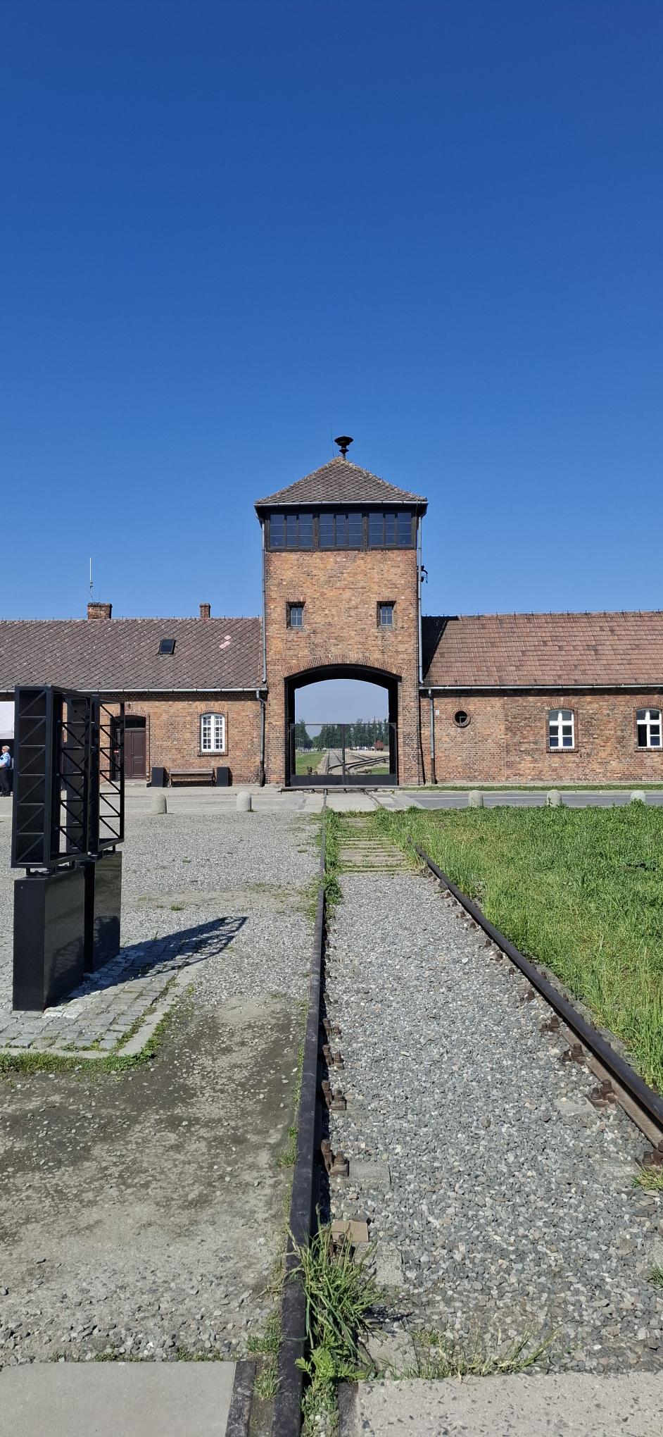 Einfahrtstor und Gleise der Gedenkstätte Auschwitz-Birkenau.