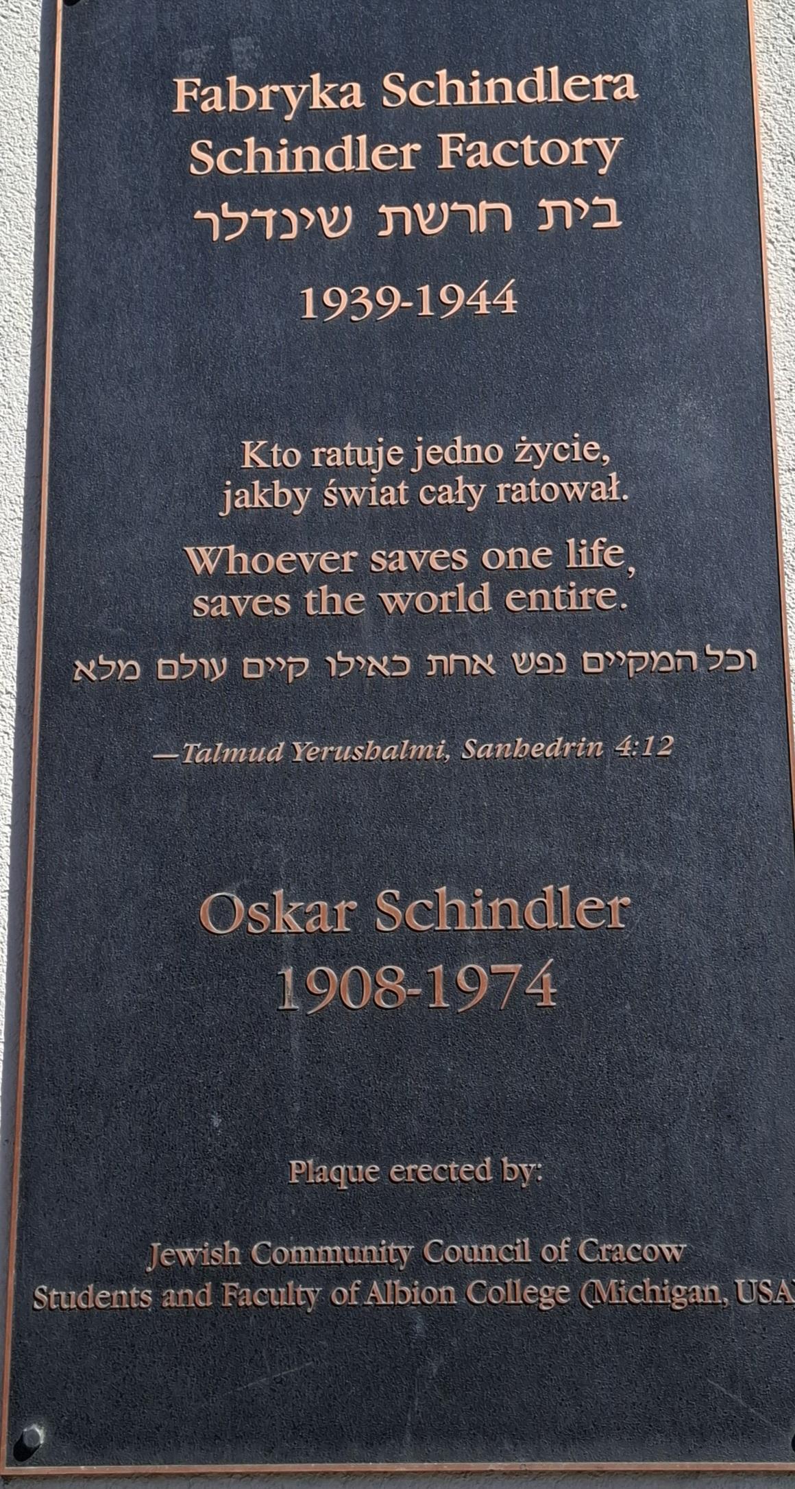 Gedenktafel an der Schindler-Fabrik in Krakau mit Zitat über Menschlichkeit.