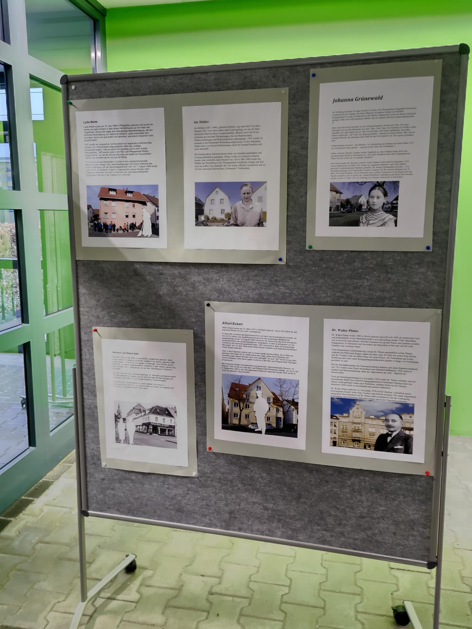 Stellwand mit fünf Porträts und Biografien verfolgter Personen.